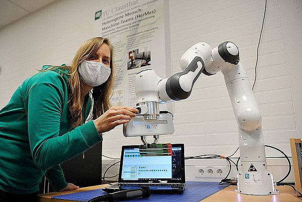 Mensch-Maschine-Interaktion: Die Promovierenden arbeiten im Forschungsprojekt „HerMes“ mit einem kollaborativen Roboter zusammen