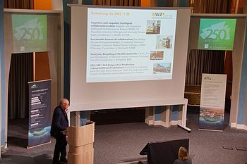 Prof. Dr. Florentin Wörgötter stellt die Erfolge des SWZ, wozu auch die SimScience als mittlerweile etablierte internationale Konferenz gehört, dar, Foto: Herzog.
