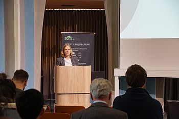 Prof. Dr. Nina Merkert begrüßt die Teilnehmerinnen und Teilnehmer der dritten internationalen SimScience-Konferenz in der Aula Academica der TU Clausthal, Foto: Herzog.