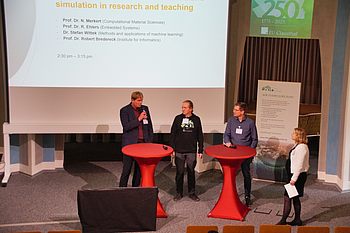 Auf der Podiumsdiskussion tauschten sich Prof. Nina Merkert, Prof. Rüdiger Ehlers, Jun.-Prof. Robert Bredereck und Dr. Stefan Wittek über aktuelle Fragen zu Simulation und KI in Forschung und Lehre aus, Foto: Herzog.