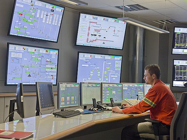 Control room sinter plant, Photo: Uwe Braun, SHS – Stahl-Holding-Saar