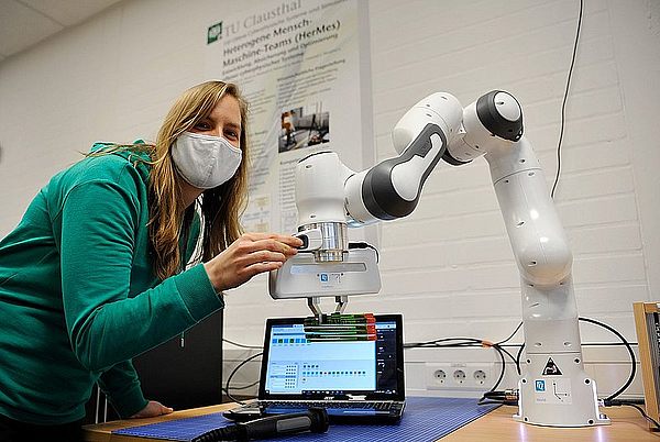 Mensch-Maschine-Interaktion: Die Promovierenden arbeiten im Forschungsprojekt „HerMes“ mit einem kollaborativen Roboter zusammen Mensch-Maschine-Interaktion: Die Promovierenden arbeiten im Forschungsprojekt „HerMes“ mit einem kollaborativen Roboter zusammen