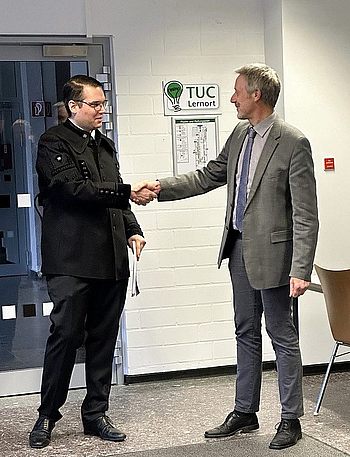 Prof. Christian Rembe (rechts im Bild), Betreuer der Dissertation, gratuliert Andreas Richter